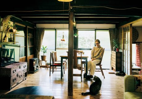 古作なつみさんの築80年の古民家。 | 建具を外して二間をつなげた、フローリングのリビングダイニング。冬は閉め切ってここだけ暖めれば、寒さのなかでも快適に過ごせる。