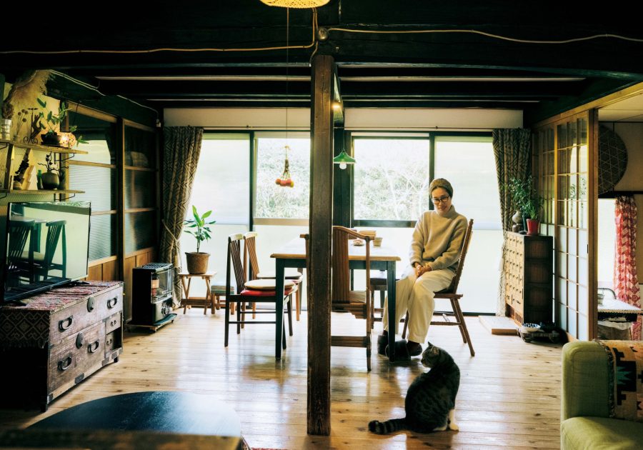 古作なつみさんの築80年の古民家。 | 建具を外して二間をつなげた、フローリングのリビングダイニング。冬は閉め切ってここだけ暖めれば、寒さのなかでも快適に過ごせる。