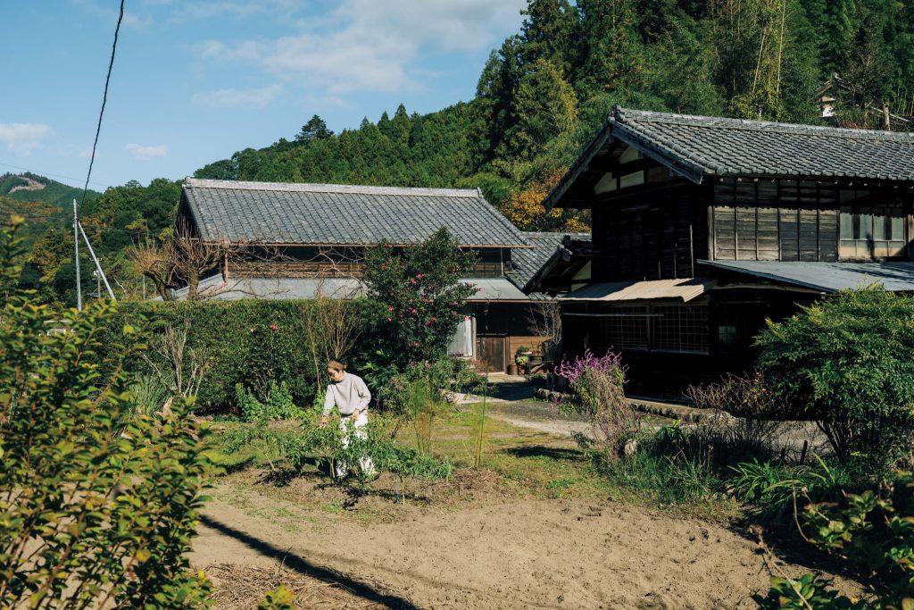 古作なつみさんの築80年の古民家。 | 古作なつみさんが住む古民家。隣接する蔵には建具や装飾品、家具なども残っていたので、内装にはそれらも利用した。