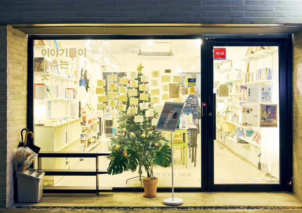 ソウルのバリアフリー独立書店「Tale TanGo（테일탱고／テイル テンゴ）」外観 | 車椅子で入店できるよう通路が広く設計された店内。
