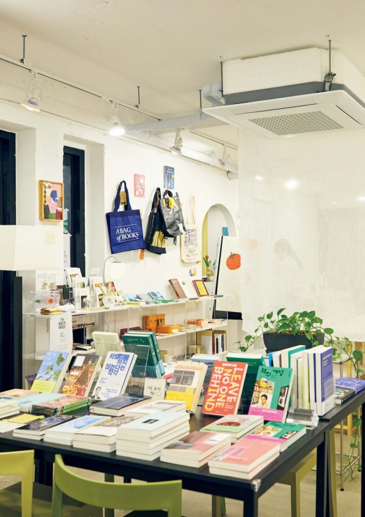 ソウルのバリアフリー独立書店「Tale TanGo（테일탱고／テイル テンゴ）」店内の様子 | 一般的な書籍に加え、オーディオブックや点字本、文字の大きな本などが揃う。