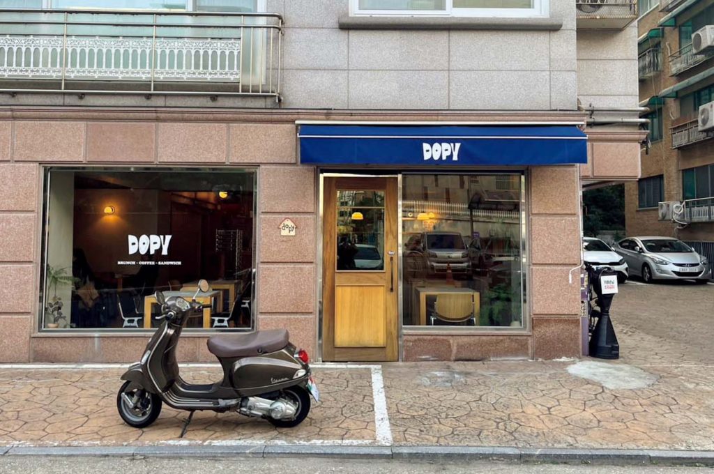 ソウルのカフェ「dopy（도피／ドピ）」の外観 | 犬も一緒に入店することができる。