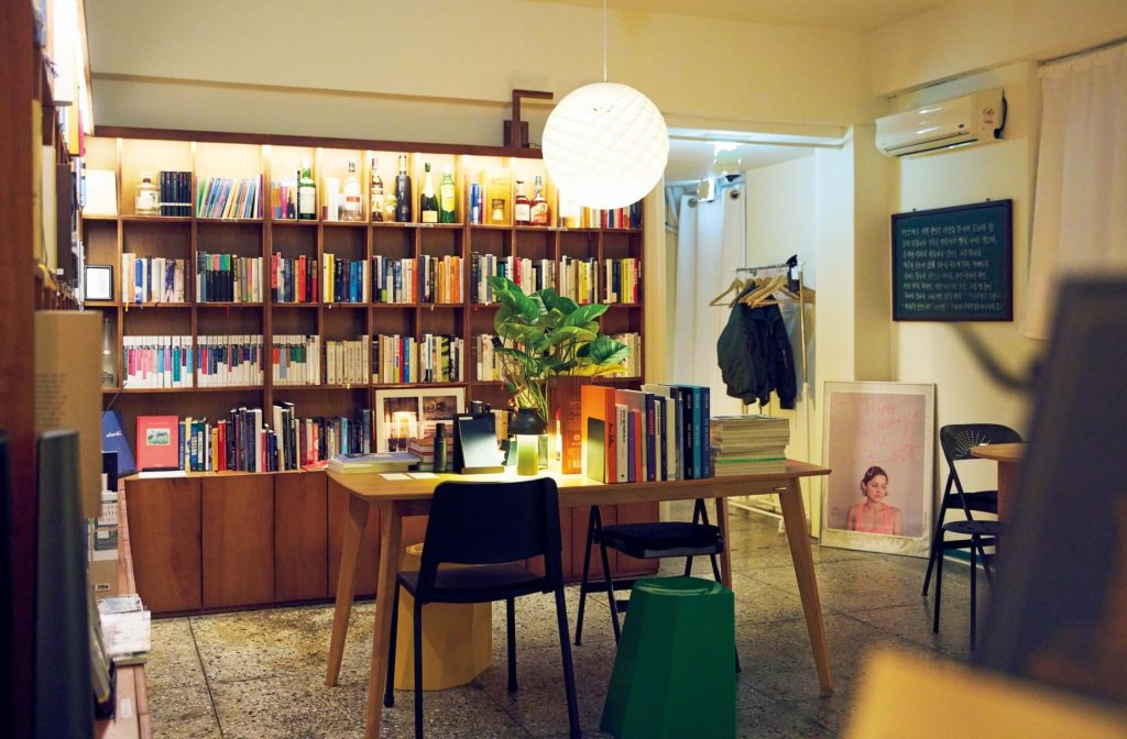 CHAEG BAR（책바／チェッバ）の店内 | 店内の本は購入できるものも。