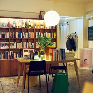 CHAEG BAR（책바／チェッバ）の店内 | 店内の本は購入できるものも。