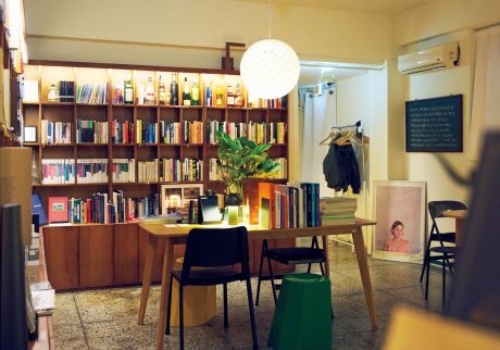CHAEG BAR（책바／チェッバ）の店内 | 店内の本は購入できるものも。