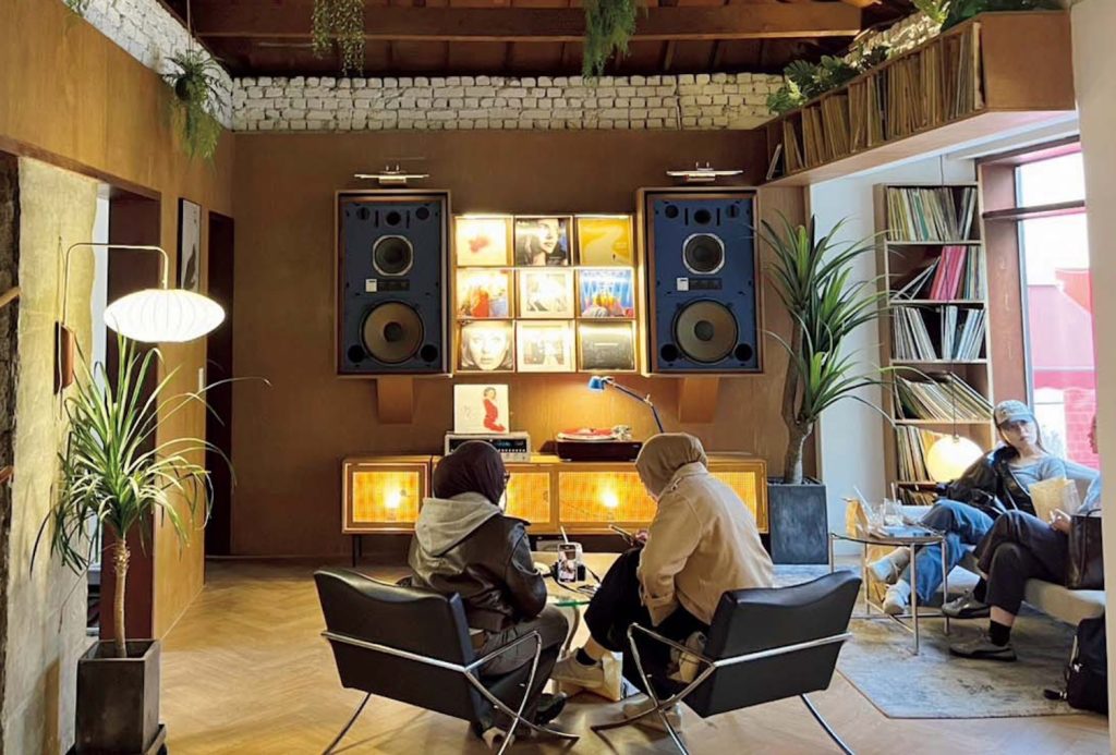 ソウルにあるhouse of vinyl 望遠店  하우스오브바이닐 망원점 | 青い大きなスピーカーが印象的なインテリアは、ミッドセンチュリースタイル。客席は7～8組で満席となるため、週末はウェイティングになることも。