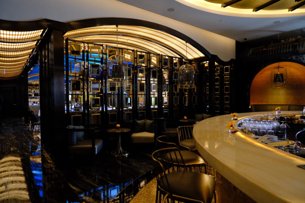 文化が交差する街、マカオの知られざる魅力に出合う。 | レストラン内にはバーを併設。2024年にカクテルの世界大会でチャンピオンにも選ばれたバーテンダー、馬銘康（フレデリック・マー）による独創的なメニューが特徴。