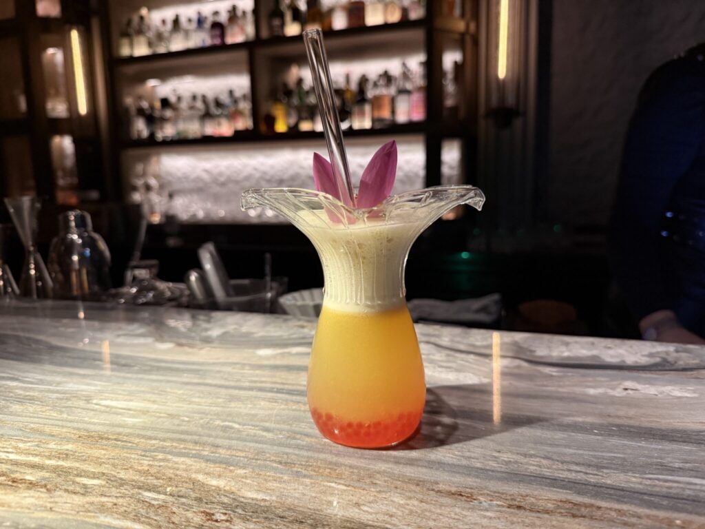 文化が交差する街、マカオの知られざる魅力に出合う。 | Long Bar（ロング バー）　スパイシーなジンをベースに、オレンジやハーブのリキュールを合わせたオリジナルカクテル「マカオ・スリング」。