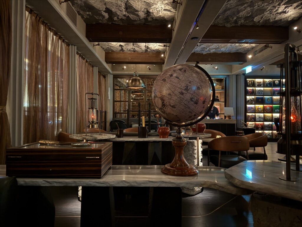 文化が交差する街、マカオの知られざる魅力に出合う。 | ポルトガルの貿易船をイメージした店内は隠れ家のような雰囲気。