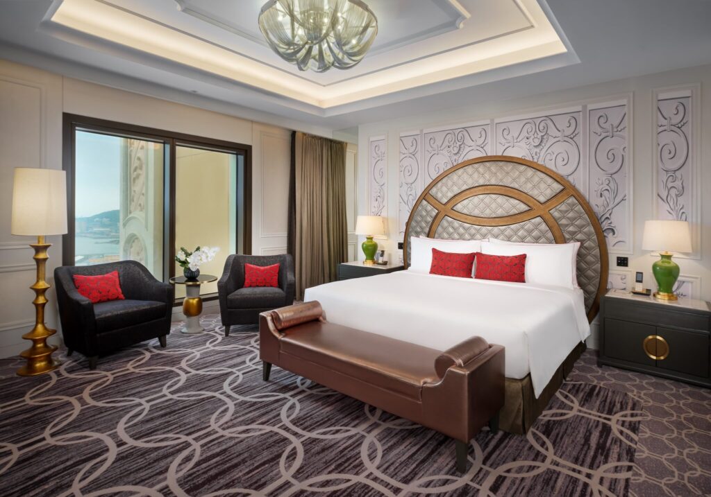 文化が交差する街、マカオの知られざる魅力に出合う。 | 東洋と西洋が調和したデザインの客室。アールデコ調の内装には、満月のモチーフが随所にちりばめられている。