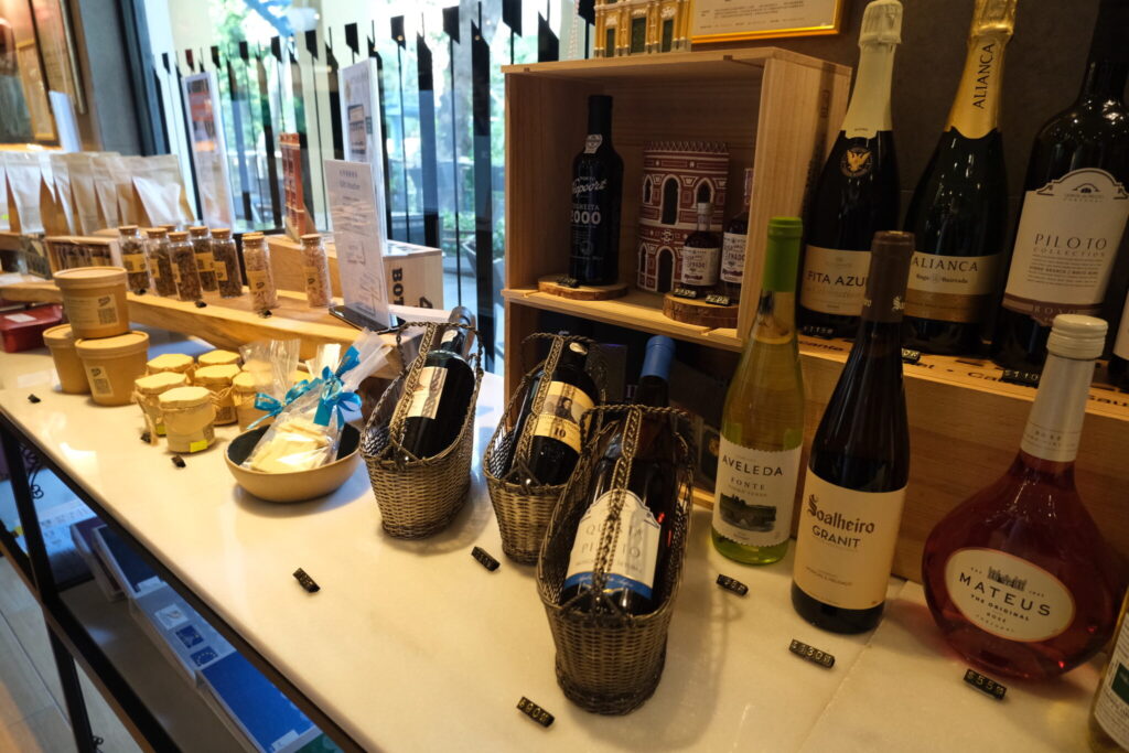 文化が交差する街、マカオの知られざる魅力に出合う。 | UTM観光大学　学内のショップではポルトガルワインをお得な価格で購入できるほか、自家栽培のハーブを使った茶葉やクッキーの販売も。