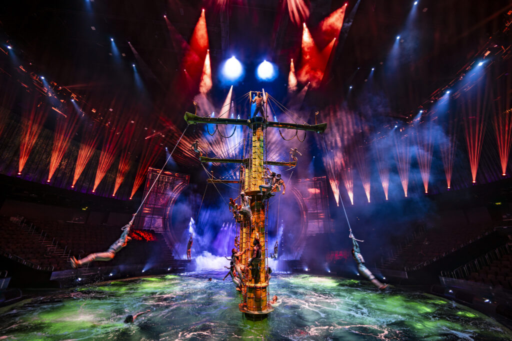 文化が交差する街、マカオの知られざる魅力に出合う。 | House of Dancing Water（ハウス オブ ダンシング ウォーター）　300人以上のキャストが繰り広げる、壮大な水上エンターテインメント。上演前、観客を巻き込んだパフォーマンスも見どころのひとつ。©House of Dancing Water