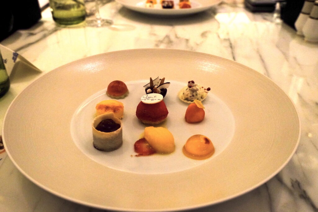 文化が交差する街、マカオの知られざる魅力に出合う。 | THE RITZ-CARLTON CAFÉ（ザ・リッツ・カールトン・カフェ）　クラシックなフランス料理が楽しめるブラッスリーの、9種の特製デザートの盛り合わせ（2025年12月20日までの提供）。柚子のタルトやマンダリンのシャーベット、ラズベリーのシュークリームなど、さまざまな味がひと皿に。