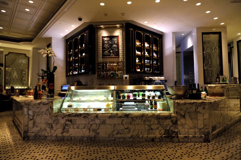 文化が交差する街、マカオの知られざる魅力に出合う。 | パリの空気を感じさせるアールデコ調の空間。ランチからブランチ、カフェ、ディナーまで幅広く楽しめる。