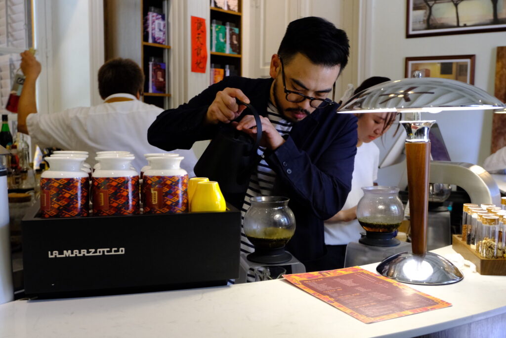 文化が交差する街、マカオの知られざる魅力に出合う。 | 〈HARIO〉のティードリッパーで一杯ずつていねいにお茶を抽出。