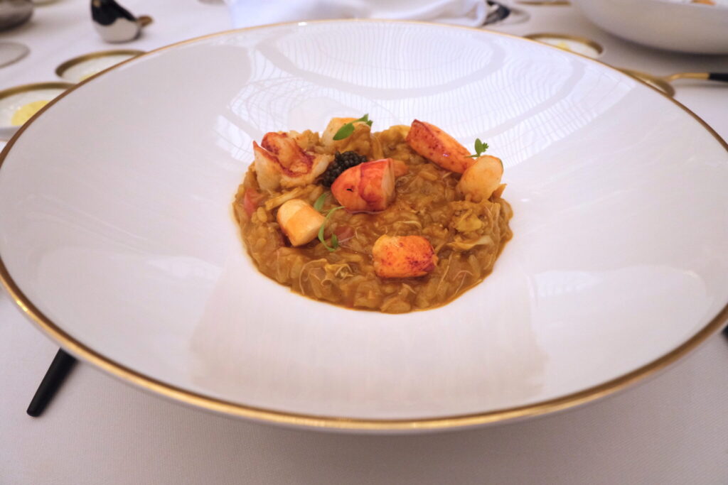 文化が交差する街、マカオの知られざる魅力に出合う。 | Mesa by José Avillez（メーザ バイ ジョゼ・アビリス）　エビやカニ、キャビアなど、海の恵みを贅沢に使った「シーフードライス」は、この店のシグネチャーメニュー。リゾット状のご飯には海鮮の旨味がたっぷり詰まっていて、白ワインにもぴったり。