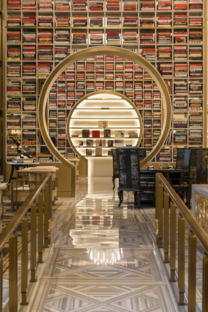 文化が交差する街、マカオの知られざる魅力に出合う。 | THE KARL LAGERFELD MACAU（ザ カール・ラガーフェルド・マカオ）　館内には、4000冊もの書籍が並ぶブックラウンジのほか、ジムやプールも。