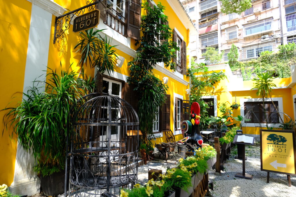 マカオ | 約100年前に建てられたポルトガル建築の一角に佇む。