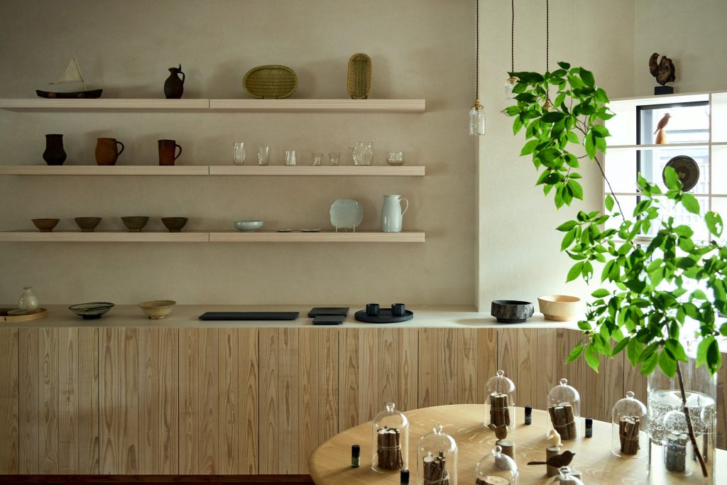 オリジナルブランド〈HIDA〉の家具やアロマを中心に、地元作家が制作した暮らしを彩る工芸品なども並ぶ。森と木の文化を、もっと身近に。木工家・三谷龍二が監修する企画展「森と、暮らし」が、岐阜・飛騨高山『遊朴館 HIDA GALLERY』にて開催中。 | 館内1階にあるショップ。オリジナルブランド〈HIDA〉の家具やアロマを中心に、地元作家が制作した暮らしを彩る工芸品なども並ぶ。 オリジナルブランド〈HIDA〉の家具やアロマを中心に、地元作家が制作した暮らしを彩る工芸品なども並ぶ。森と木の文化を、もっと身近に。木工家・三谷龍二が監修する企画展「森と、暮らし」が、岐阜・飛騨高山『遊朴館 HIDA GALLERY』にて開催中。 | 館内1階にあるショップ。オリジナルブランド〈HIDA〉の家具やアロマを中心に、地元作家が制作した暮らしを彩る工芸品なども並ぶ。