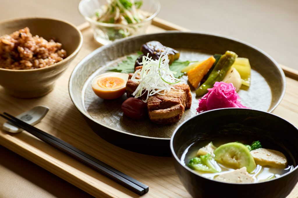 『CAFE & TABLE 工』で味わえる岐阜県産の瑞浪ボーノポークを使ったメニュー、「豚の梅角煮と飛騨やさいの焼き浸し」¥2,530森と木の文化を、もっと身近に。木工家・三谷龍二が監修する企画展「森と、暮らし」が、岐阜・飛騨高山『遊朴館 HIDA GALLERY』にて開催中。 | 『CAFE & TABLE 工』で味わえる岐阜県産の瑞浪ボーノポークを使ったメニュー、「豚の梅角煮と飛騨やさいの焼き浸し」¥2,530 『CAFE & TABLE 工』で味わえる岐阜県産の瑞浪ボーノポークを使ったメニュー、「豚の梅角煮と飛騨やさいの焼き浸し」¥2,530森と木の文化を、もっと身近に。木工家・三谷龍二が監修する企画展「森と、暮らし」が、岐阜・飛騨高山『遊朴館 HIDA GALLERY』にて開催中。 | 『CAFE & TABLE 工』で味わえる岐阜県産の瑞浪ボーノポークを使ったメニュー、「豚の梅角煮と飛騨やさいの焼き浸し」¥2,530