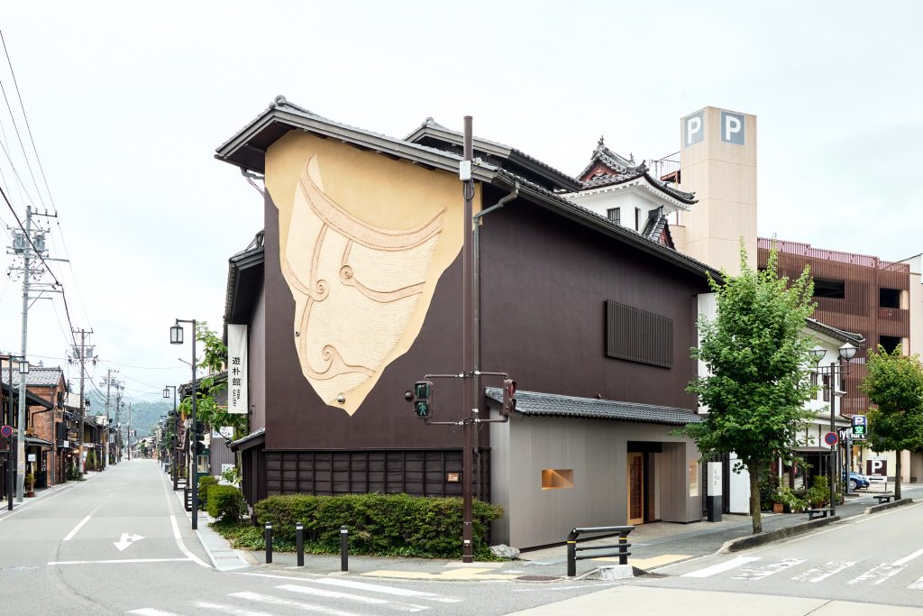 ギャラリーの外観。森と木の文化を、もっと身近に。木工家・三谷龍二が監修する企画展「森と、暮らし」が、岐阜・飛騨高山『遊朴館 HIDA GALLERY』にて開催中。 | ギャラリーの外観。左官職人・挟山秀平さんが手がけた縄文土器の壁が目印。 ギャラリーの外観。森と木の文化を、もっと身近に。木工家・三谷龍二が監修する企画展「森と、暮らし」が、岐阜・飛騨高山『遊朴館 HIDA GALLERY』にて開催中。 | ギャラリーの外観。左官職人・挟山秀平さんが手がけた縄文土器の壁が目印。