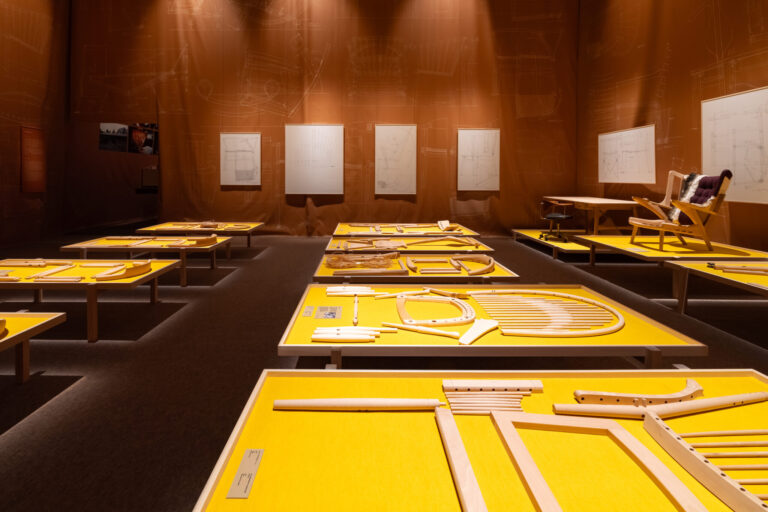 いくつもの名作椅子をパーツごとに分解し、正確無比な三面図とともに見せるクラフツマンシップを感じる展示。