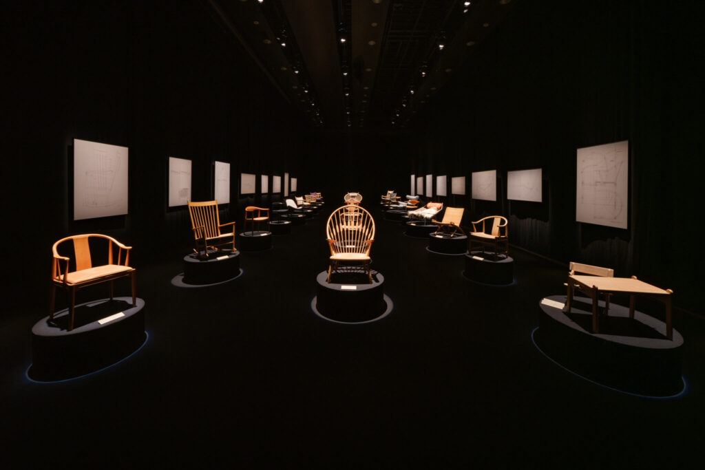 251201_wegner_018 | 名作椅子の数々が浮かび上がるようなラインティングも展示の特徴。