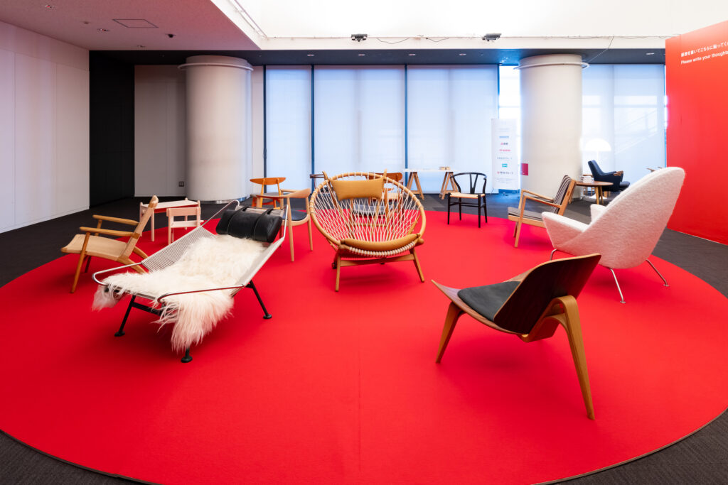 251201_07wegner_006 | ウェグナーの椅子を実際に体感できるコーナー。