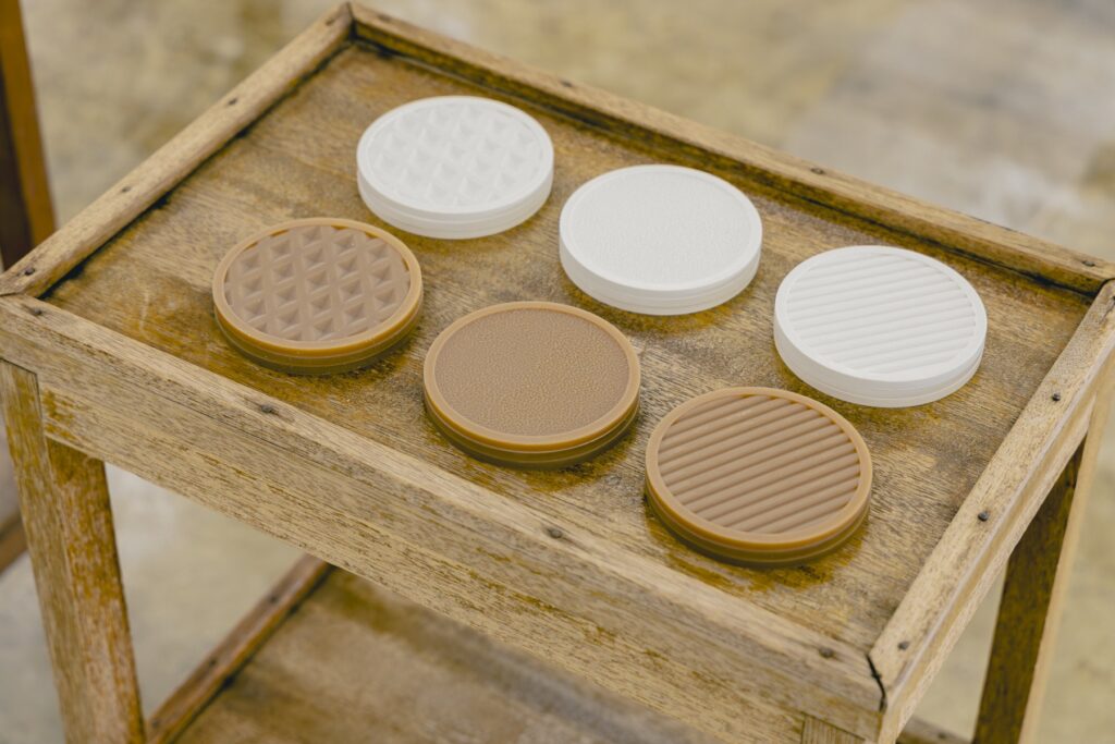 靴から、暮らしがひらく場所。〈ムーンスター〉が発祥の地、福岡・久留米に新店舗『PLATO MOONSTAR』をオープン。 | 〈ムーンスター〉でよく使われているソールのデザインを落とし込んだコースター。ゴムのグリップ力とソールデザインの溝が滑り止めとして機能する。