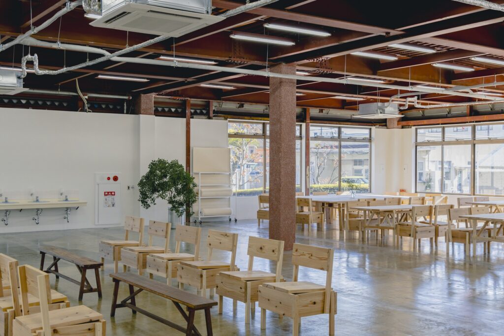 靴から、暮らしがひらく場所。〈ムーンスター〉が発祥の地、福岡・久留米に新店舗『PLATO MOONSTAR』をオープン。 | 国産の角材を使用して作られた机と椅子。椅子は1種、机は4種ある。