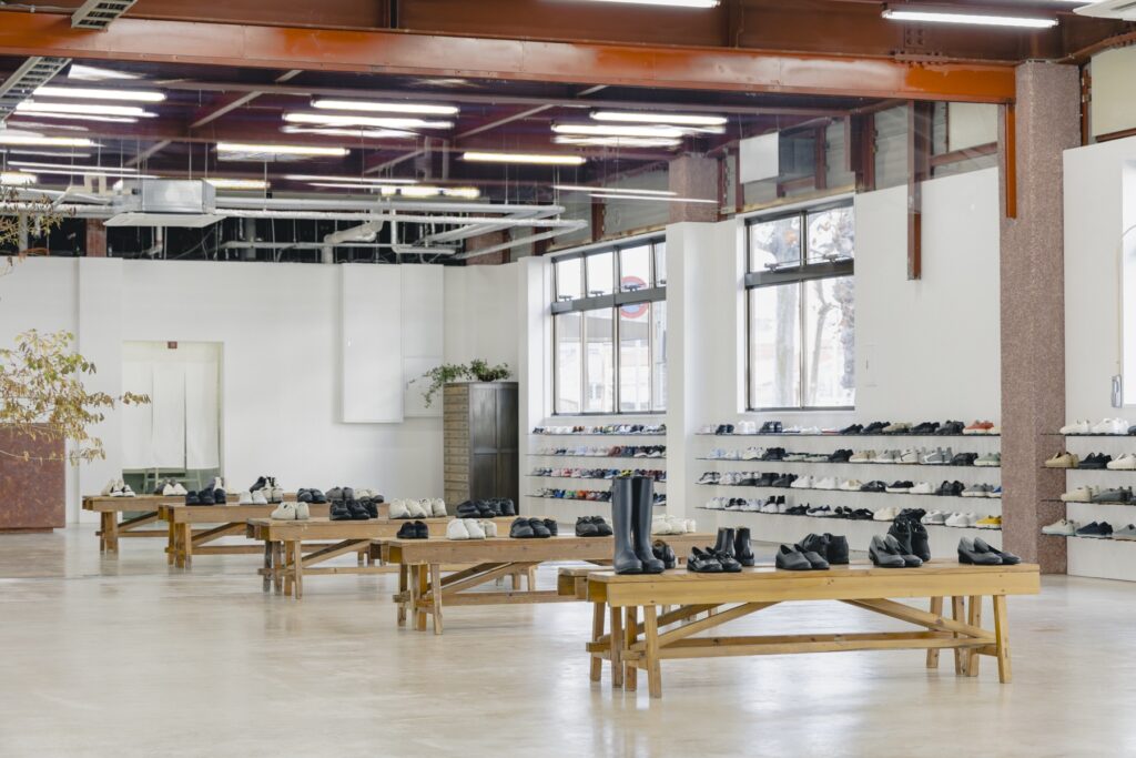 靴から、暮らしがひらく場所。〈ムーンスター〉が発祥の地、福岡・久留米に新店舗『PLATO MOONSTAR』をオープン。 | 1960年代のトレーニングシューズを現代に再現した「GYM CLASSIC」、食品・厨房シューズや看護師用のワークシューズなど、専門分野で培った技術をデイリーシューズに落とし込むライン"810s"など、人気のアイテムも多数並ぶ。