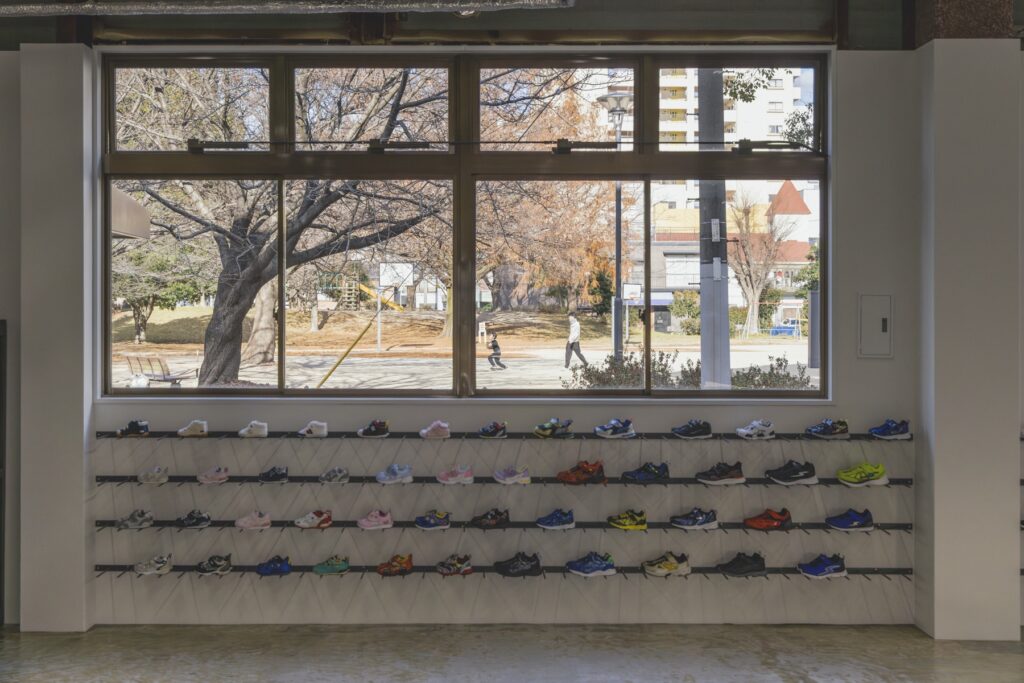 靴から、暮らしがひらく場所。〈ムーンスター〉が発祥の地、福岡・久留米に新店舗『PLATO MOONSTAR』をオープン。 | 陳列棚の窓の向こうには公園が広がり、子どもたちの声が風に乗って届いてくる。