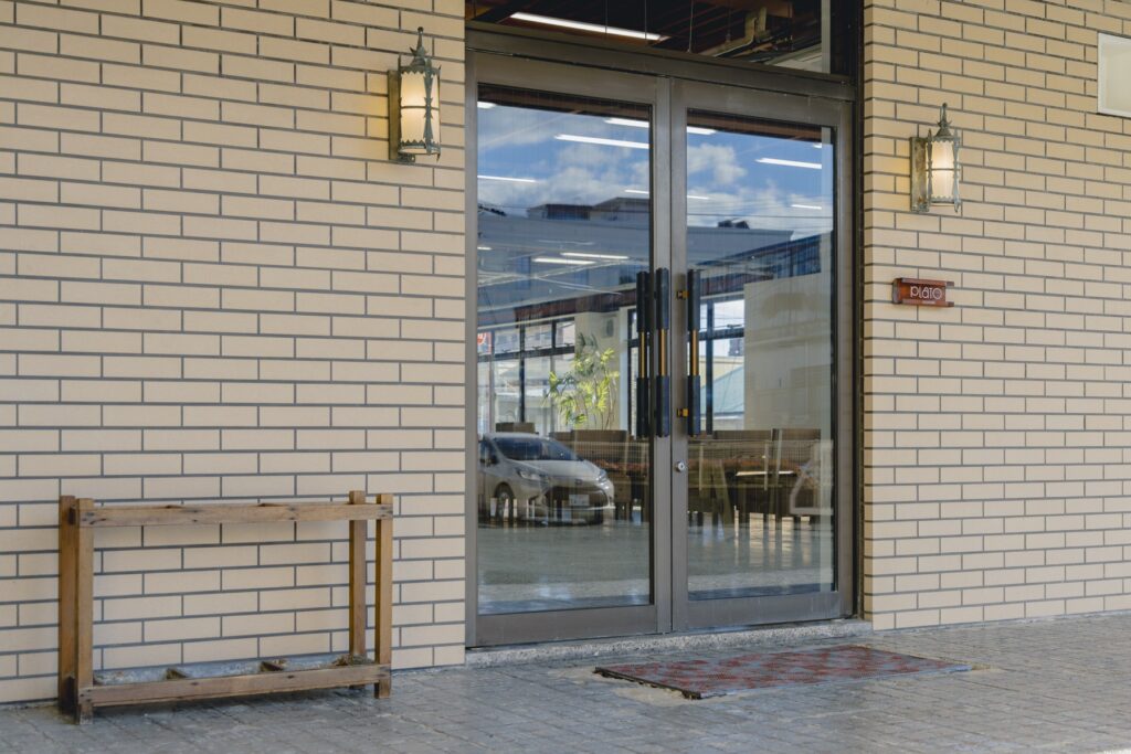 靴から、暮らしがひらく場所。〈ムーンスター〉が発祥の地、福岡・久留米に新店舗『PLATO MOONSTAR』をオープン。 | 内装と同じ鉄骨で制作された看板。外灯は、かつて本社内にあった建物から受け継いだもの。