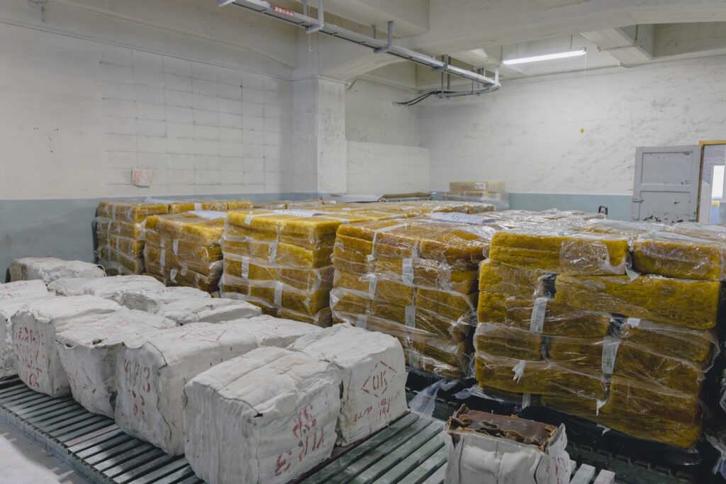 靴から、暮らしがひらく場所。〈ムーンスター〉が発祥の地、福岡・久留米に新店舗『PLATO MOONSTAR』をオープン。 | ゴムの部分の原料は天然ゴムと合成ゴムの2種。これらを適切な配合で混ぜ合わせ硫黄を加えると、強度が増し、弾力が出る。