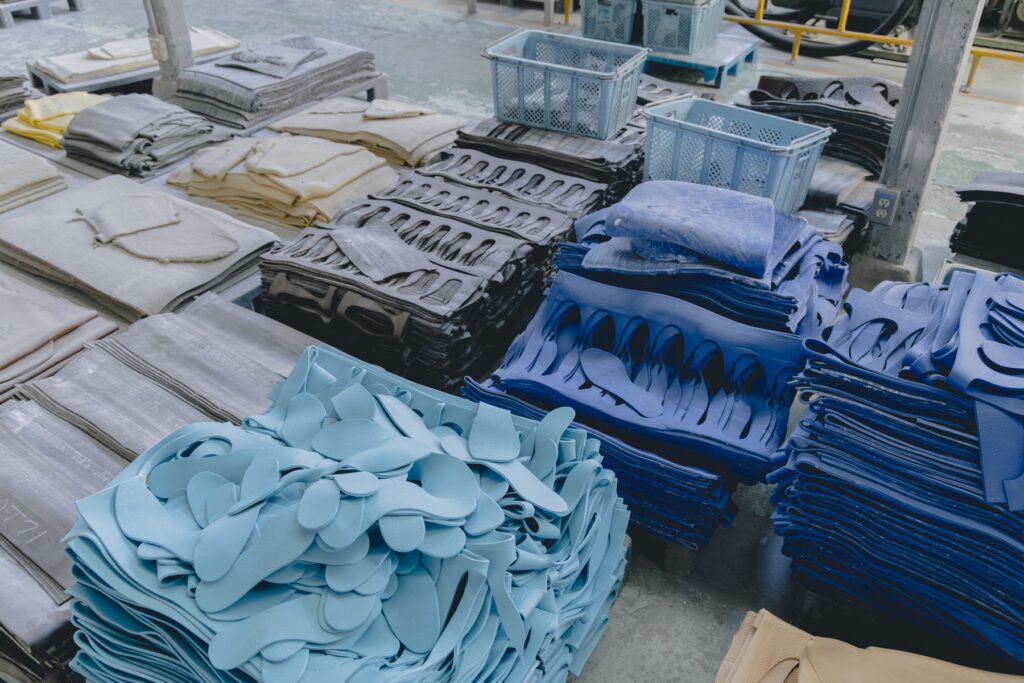 ムーンスター_200 | 混ぜ合わせたゴムはローラーでシート状に。これを靴底の形に裁断してソールが完成する。