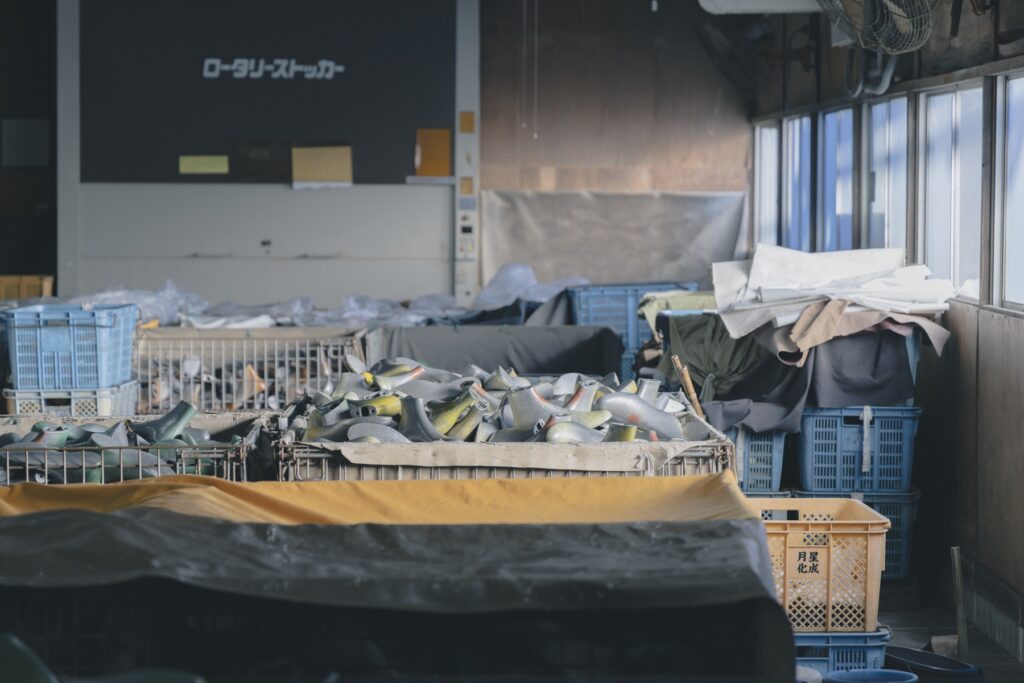 靴から、暮らしがひらく場所。〈ムーンスター〉が発祥の地、福岡・久留米に新店舗『PLATO MOONSTAR』をオープン。 | アッパーの成形に用いる靴型。加熱の工程で熱が内側からも均等に伝わるよう、アルミニウム製になっている。