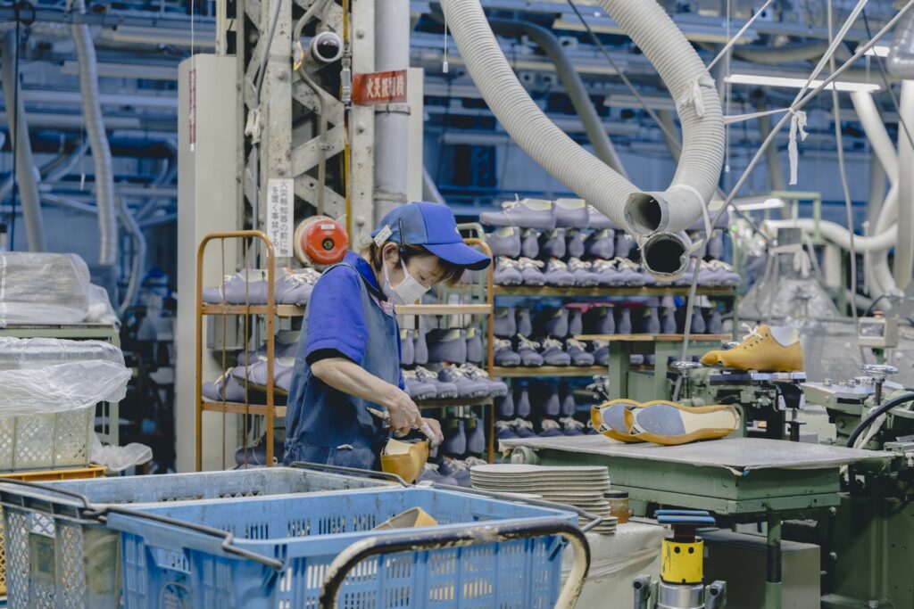 靴から、暮らしがひらく場所。〈ムーンスター〉が発祥の地、福岡・久留米に新店舗『PLATO MOONSTAR』をオープン。 | アッパーを靴型に被せる「つりこみ」という作業は、ひとつひとつ職人の手によって行われる。