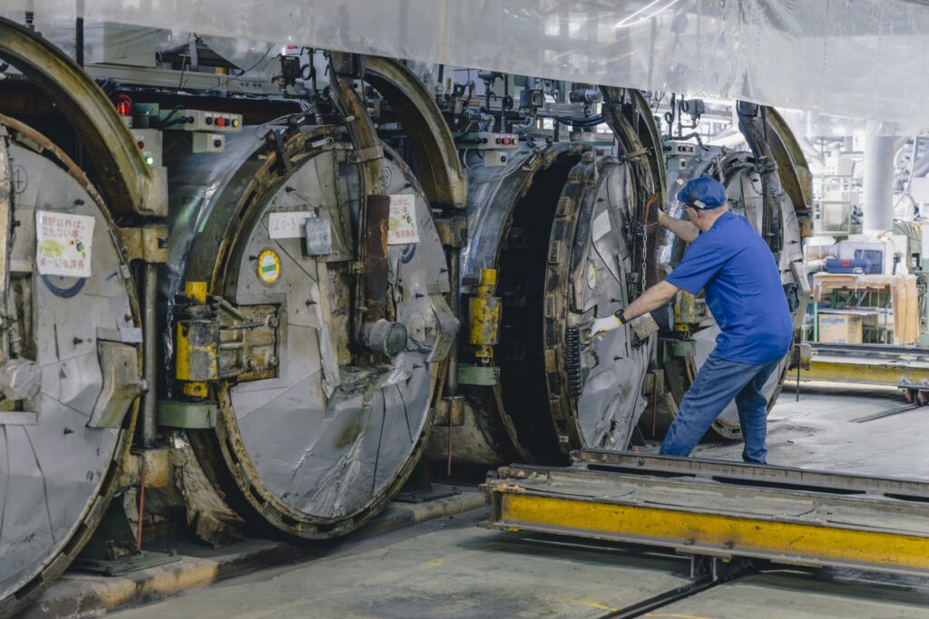 靴から、暮らしがひらく場所。〈ムーンスター〉が発祥の地、福岡・久留米に新店舗『PLATO MOONSTAR』をオープン。 | 成形後の靴は、加硫缶と呼ばれる大きな釜へ。約1時間ほど圧力と熱を加えて仕上げられる。