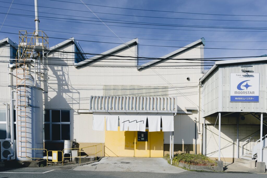 靴から、暮らしがひらく場所。〈ムーンスター〉が発祥の地、福岡・久留米に新店舗『PLATO MOONSTAR』をオープン。