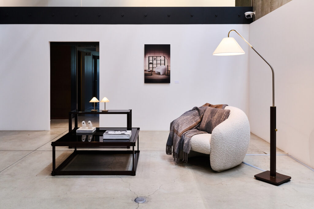 「ARMANI/CASA展 ― 光と空間が描く、静かなエレガンス」が、長野・御代田の「MMoP」で開催中。会場1階で展示されているソファは降り積もる雪から着想を得た新作ファブリックをまとって。 | 会場1階で展示されているソファは降り積もる雪から着想を得た新作ファブリックをまとって。