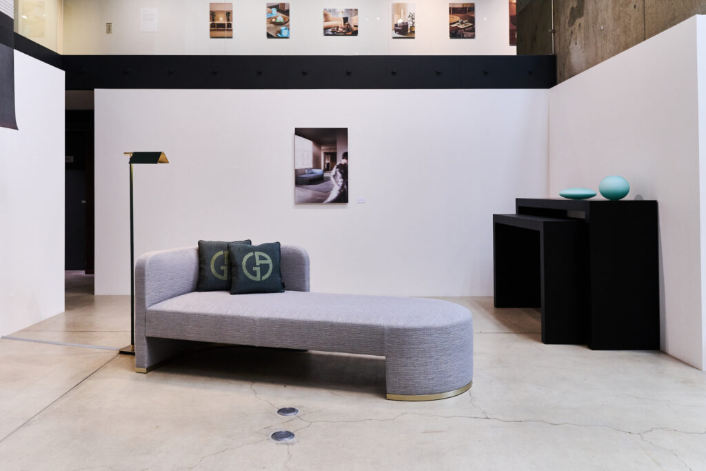 「ARMANI/CASA展 ― 光と空間が描く、静かなエレガンス」が、長野・御代田の「MMoP」で開催中。それひとつで部屋の主役となるような家具も、シンプルで洗練されたデザインゆえに空間によく馴染む。 | それひとつで部屋の主役となるような家具も、シンプルで洗練されたデザインゆえに空間によく馴染む。