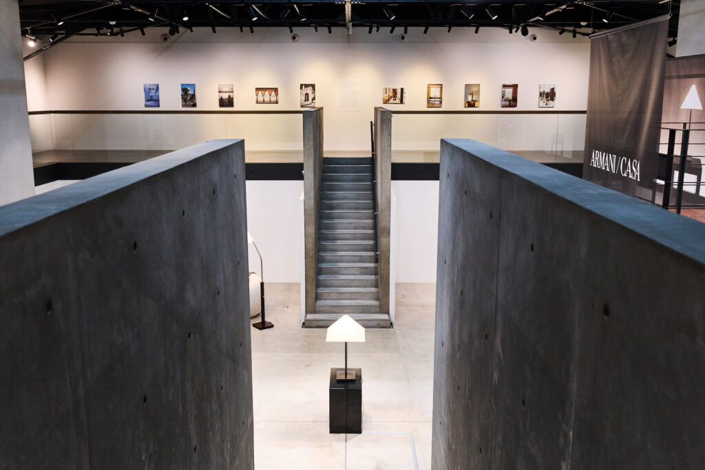 「ARMANI/CASA展 ― 光と空間が描く、静かなエレガンス」が、長野・御代田の「MMoP」で開催中。「MMoP」は階段で上階とつながる2層構造。建築デザインは、フランス人のジャン=ミシェル・ヴィルモットが手掛けた。 | 「MMoP」は階段で上階とつながる2層構造。建築デザインは、フランス人のジャン=ミシェル・ヴィルモットが手掛けた。