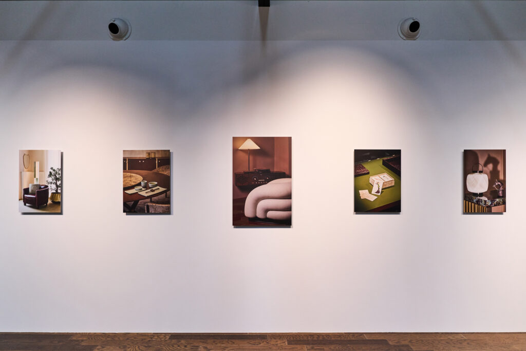 「ARMANI/CASA展 ― 光と空間が描く、静かなエレガンス」が、長野・御代田の「MMoP」で開催中。 | 2階の展示の様子。