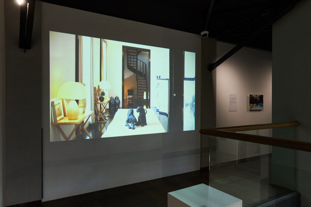 「ARMANI/CASA展 ― 光と空間が描く、静かなエレガンス」が、長野・御代田の「MMoP」で開催中。 | 会場では邸宅を捉えた美しいムービーも展示される。