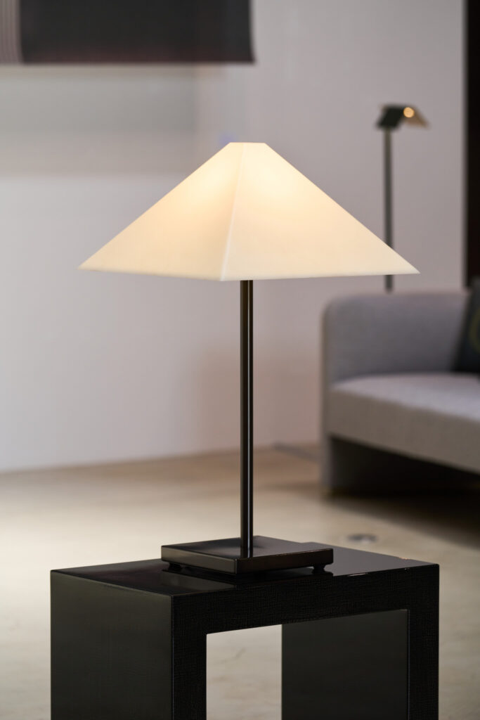 展示の中心に添えられた「ロゴ ランプ」の新作。「ARMANI/CASA展 ― 光と空間が描く、静かなエレガンス」が、長野・御代田の「MMoP」で開催中。 | 展示の中心に添えられた「ロゴ ランプ」の新作。