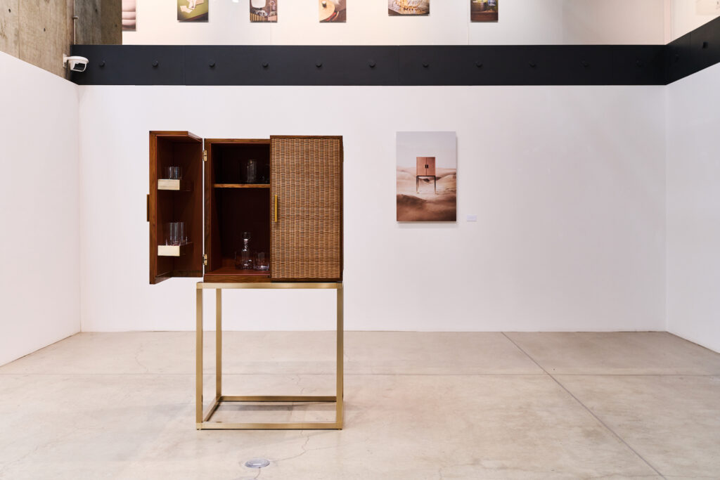 「ARMANI/CASA展 ― 光と空間が描く、静かなエレガンス」が、長野・御代田の「MMoP」で開催中。どこかオリエンタルは雰囲気を漂わせる新作のカップボード。 | どこかオリエンタルは雰囲気を漂わせる新作のカップボード。