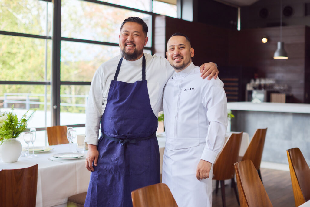 左から、『MANO』オーナーシェフの西本竜一と、『アルマーニ / リストランテ』のエグゼクティブシェルのブルノ・昼間。 | 左から、『MANO』オーナーシェフの西本竜一と、『アルマーニ / リストランテ』のブルノ・昼間エグゼクティブシェル。