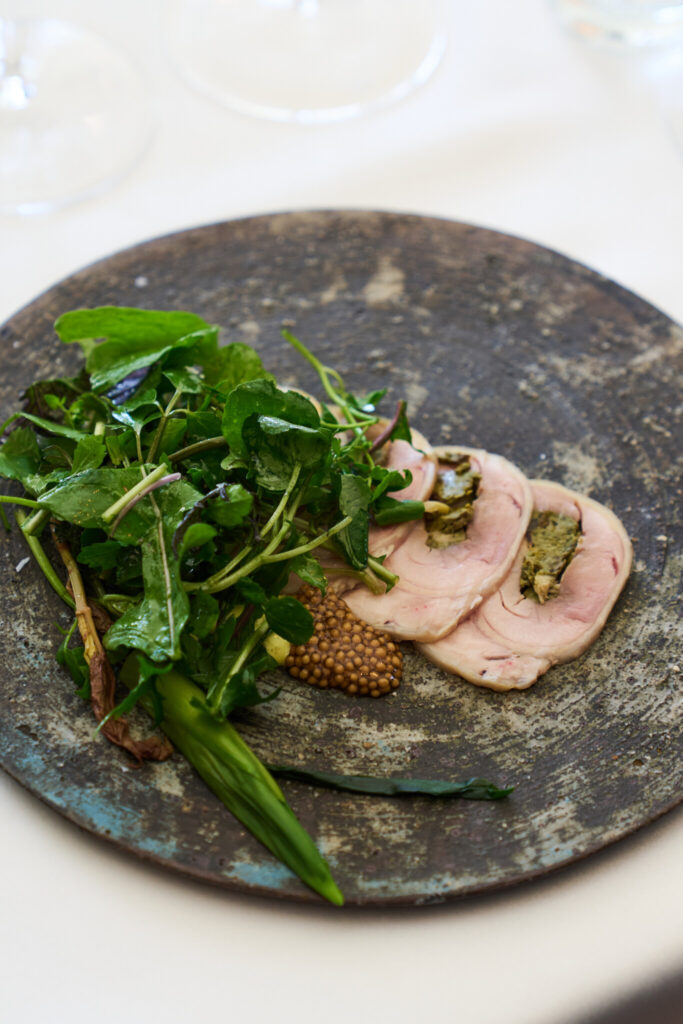 『MANO』西本シェフが提案する「信州黄金軍鶏と山菜の自家製ハム、クレソンと野草のサラダ仕立て」。