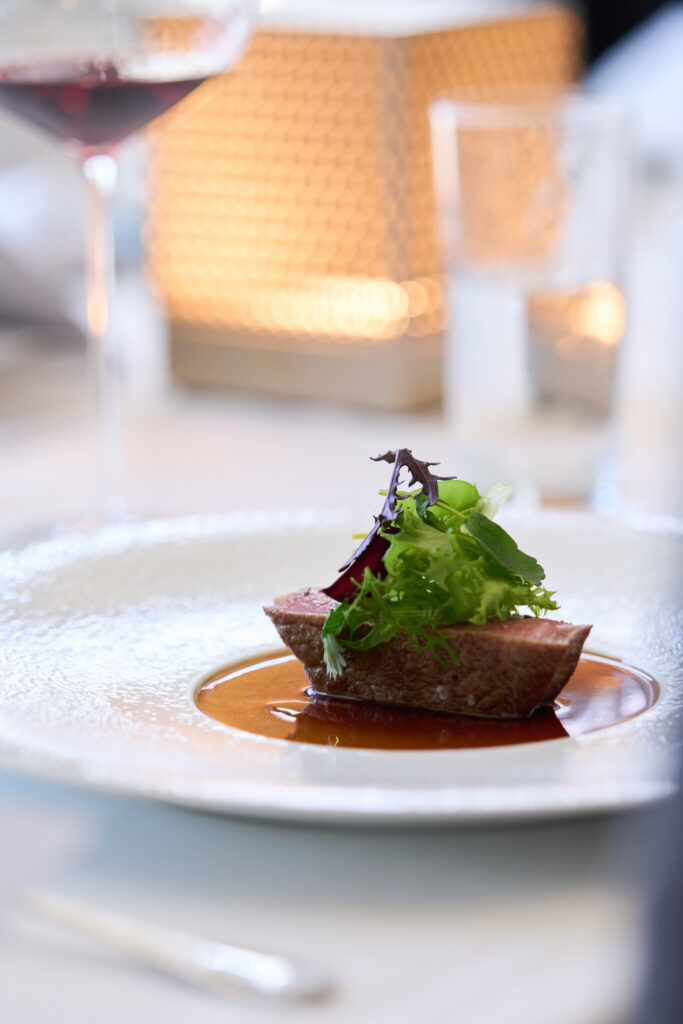『アルマーニ/リストランテ』のブルノ・昼間シェフが提案する「信州和牛フィレ バルサミコソース」。