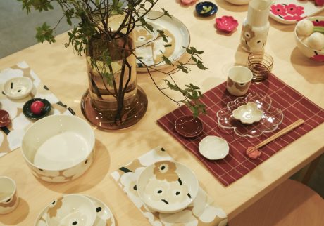 東京・銀座で開催されたポップアップ「Marimekko Wa Living in Ginza」。〈マリメッコ〉の代表する「ウニッコ」柄をまとった新作テーブルウェアがお披露目された。